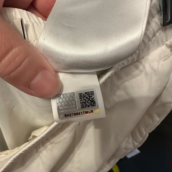 ▪️Women’s Moncler pull on jogger NWOT- small flaw - Picture 8 of 9